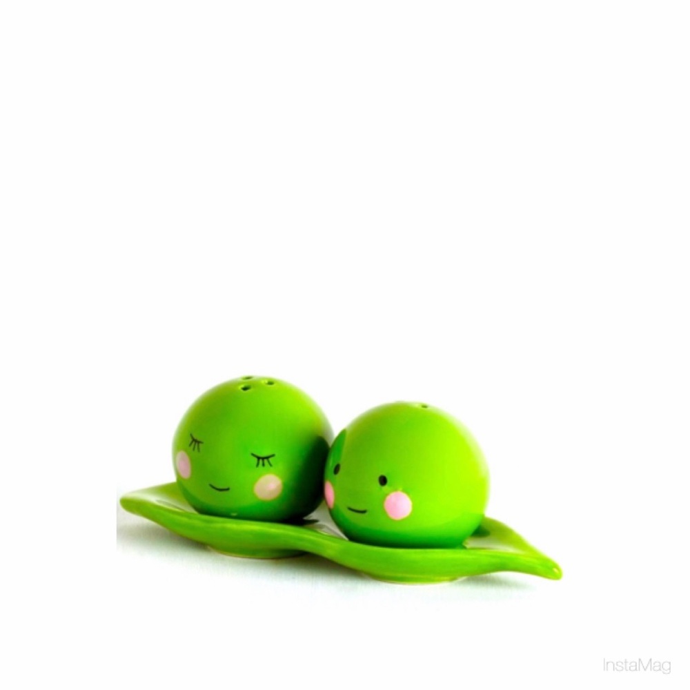 NEW One Hundred 80 Degrees Two Peas in a Pod Magnetic Salt and Pepper Set